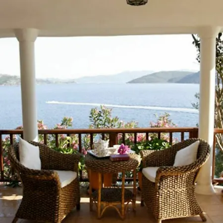 Yacht Club Hotel